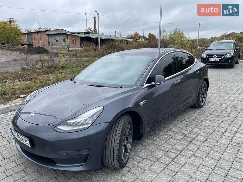 Седан Tesla Model 3 2019 в Львове