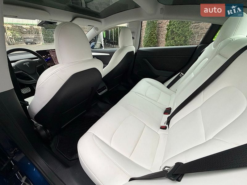 Седан Tesla Model 3 2023 в Кропивницком