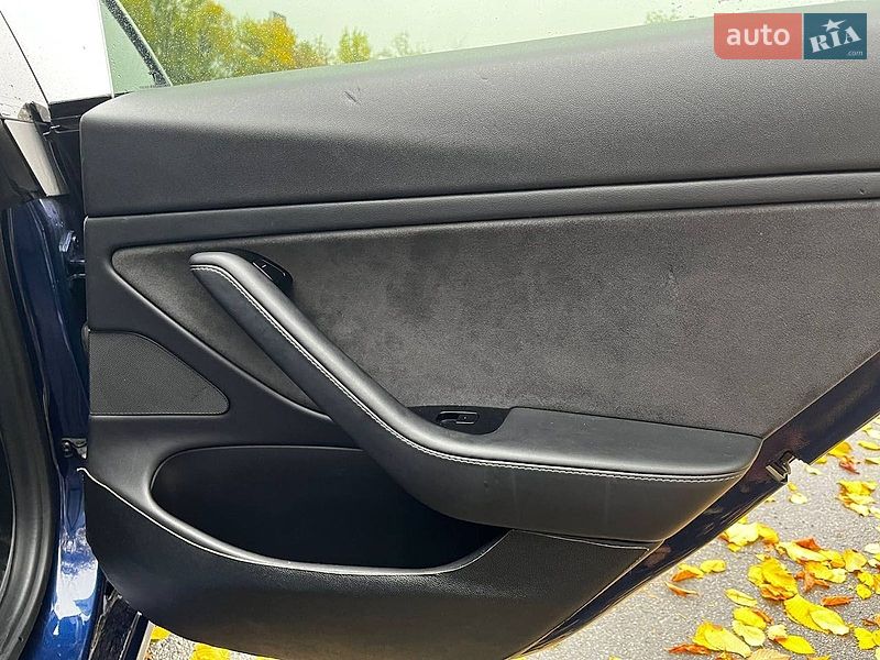 Седан Tesla Model 3 2019 в Киеве