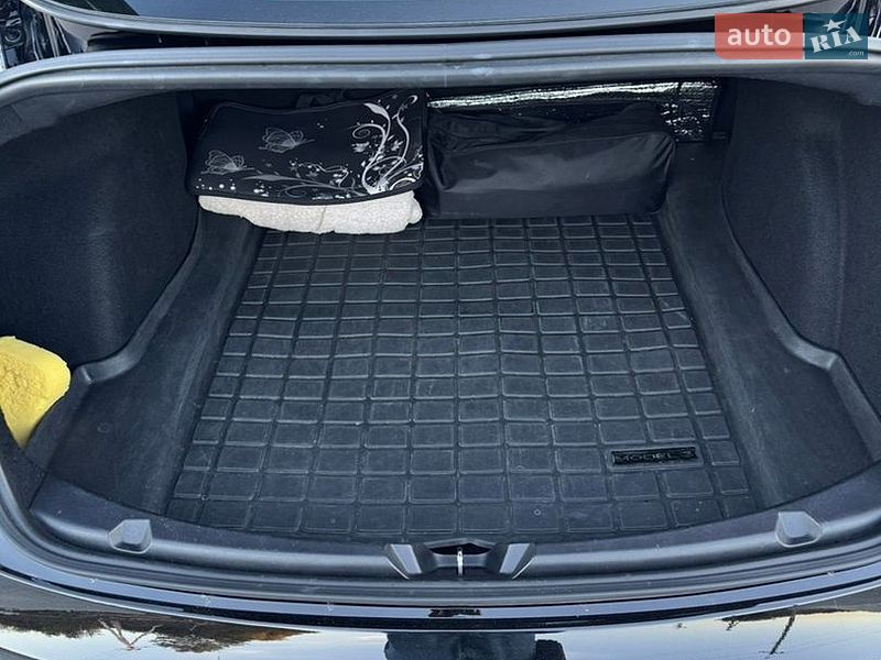 Седан Tesla Model 3 2018 в Львове