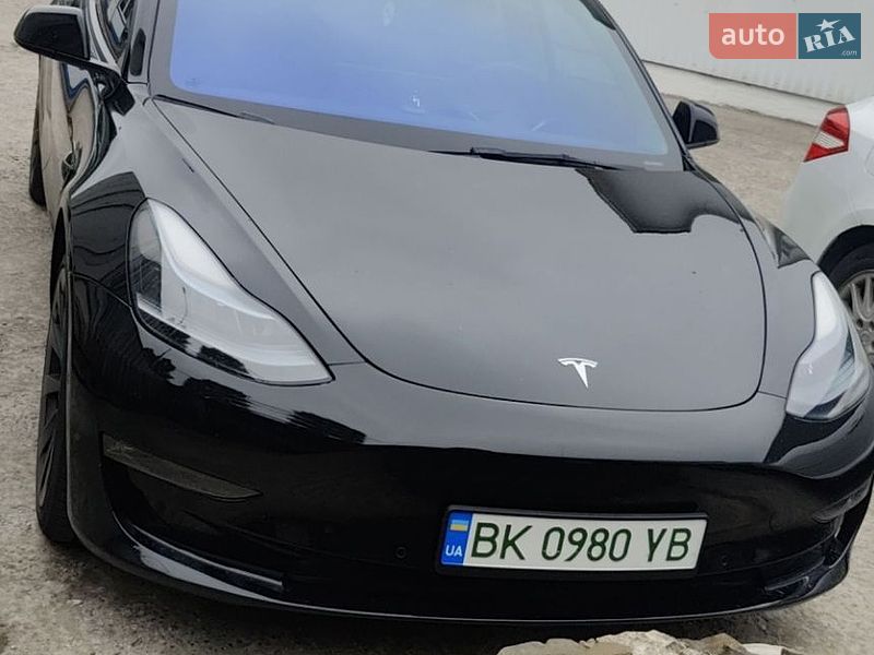 Седан Tesla Model 3 2022 в Вараше