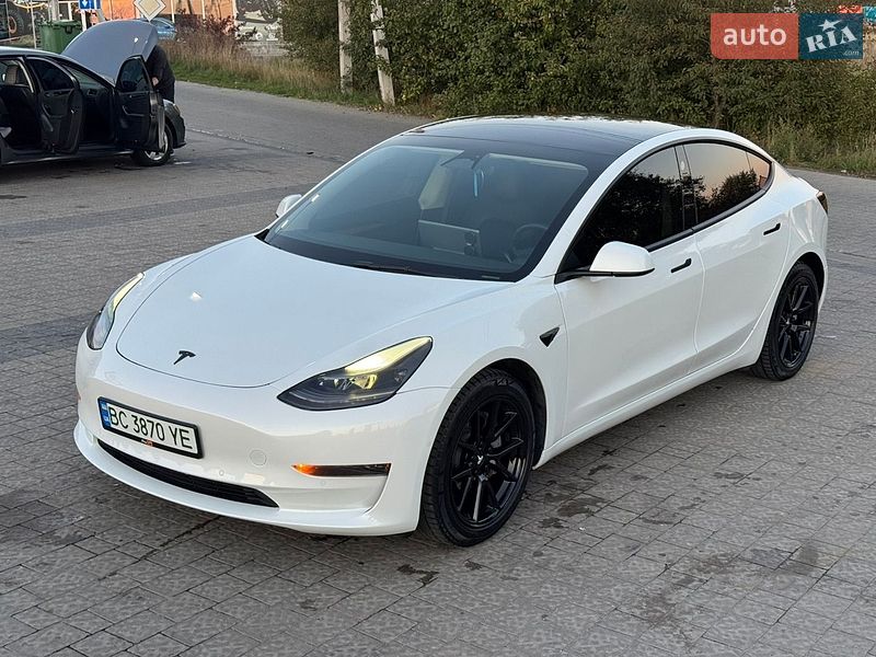 Седан Tesla Model 3 2022 в Львове