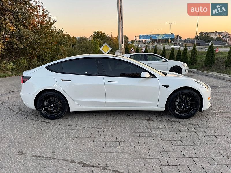 Седан Tesla Model 3 2022 в Львове