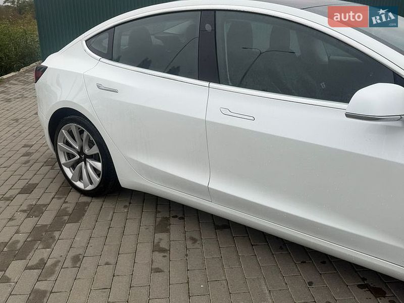 Седан Tesla Model 3 2018 в Львове