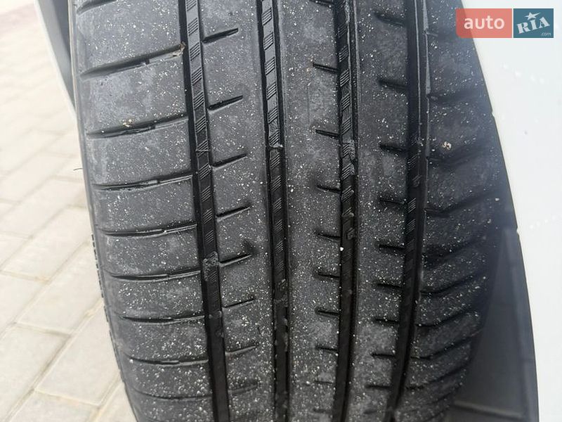 Седан Tesla Model 3 2018 в Львове