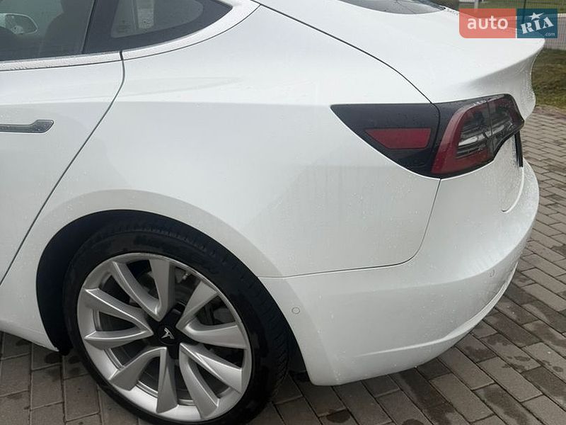 Седан Tesla Model 3 2018 в Львове