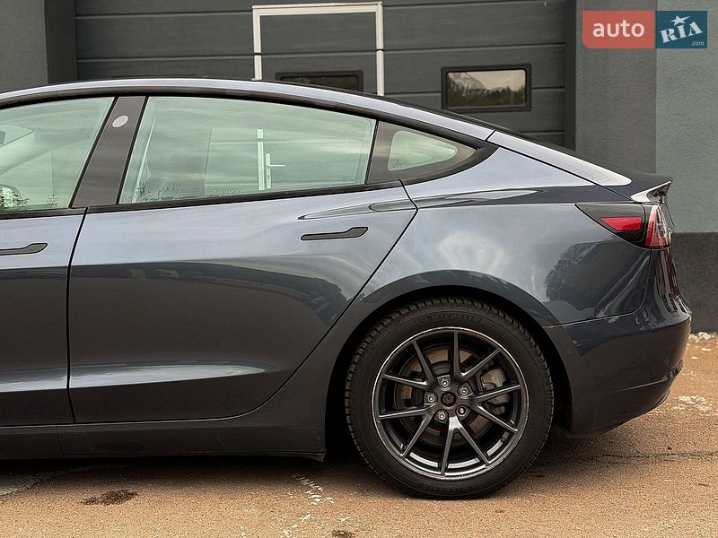 Седан Tesla Model 3 2021 в Києві