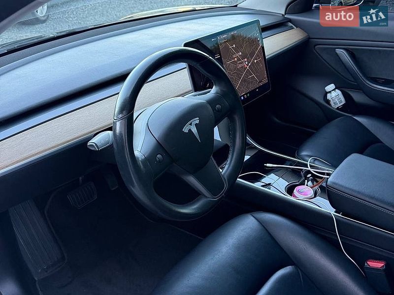Седан Tesla Model 3 2019 в Львові