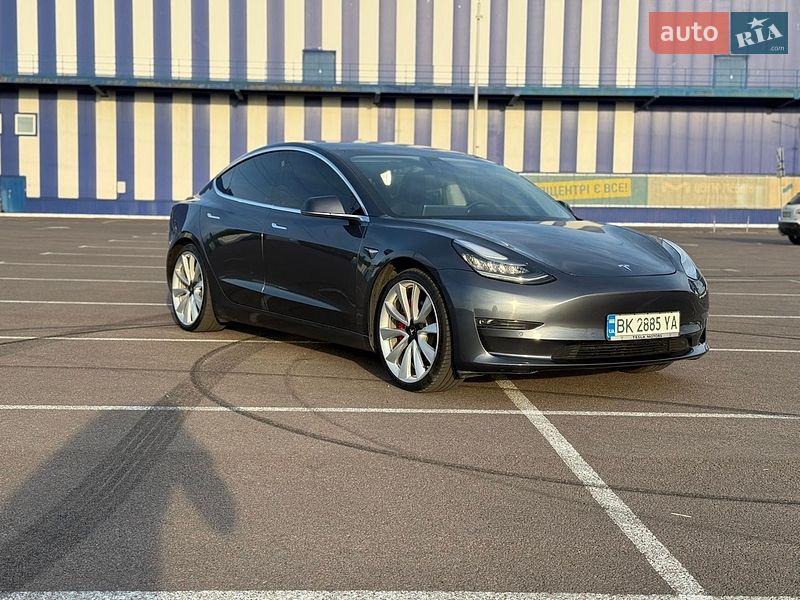 Седан Tesla Model 3 2018 в Рівному