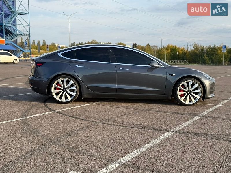 Седан Tesla Model 3 2018 в Ровно