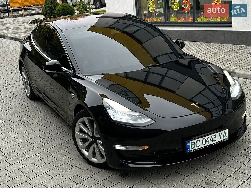Седан Tesla Model 3 2018 в Львове