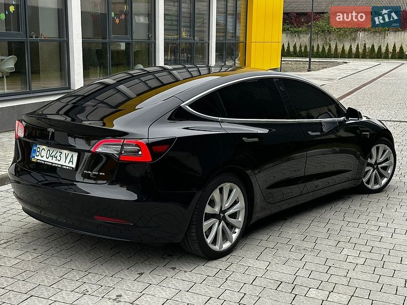 Седан Tesla Model 3 2018 в Львове