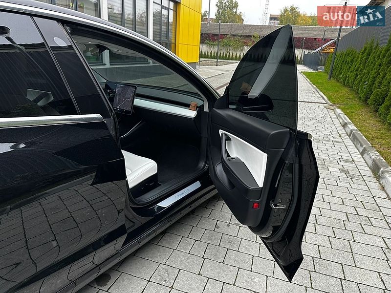 Седан Tesla Model 3 2018 в Львове