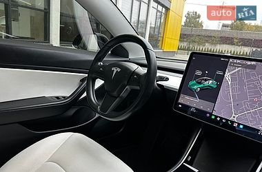 Седан Tesla Model 3 2018 в Львове