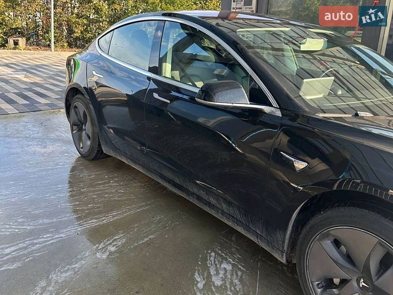 Седан Tesla Model 3 2018 в Львові
