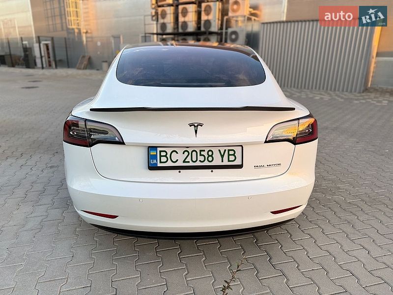 Седан Tesla Model 3 2018 в Львові