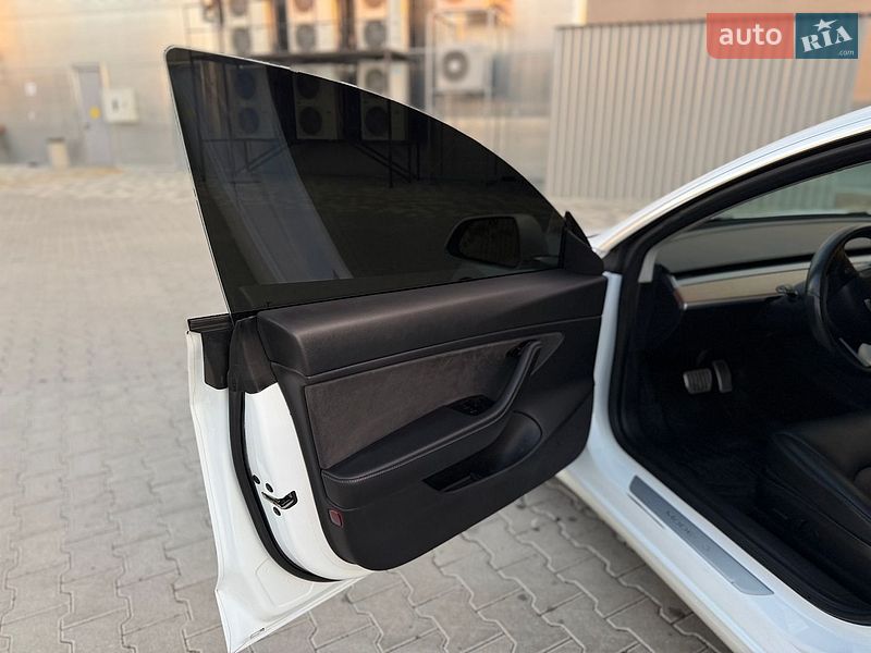 Седан Tesla Model 3 2018 в Львові