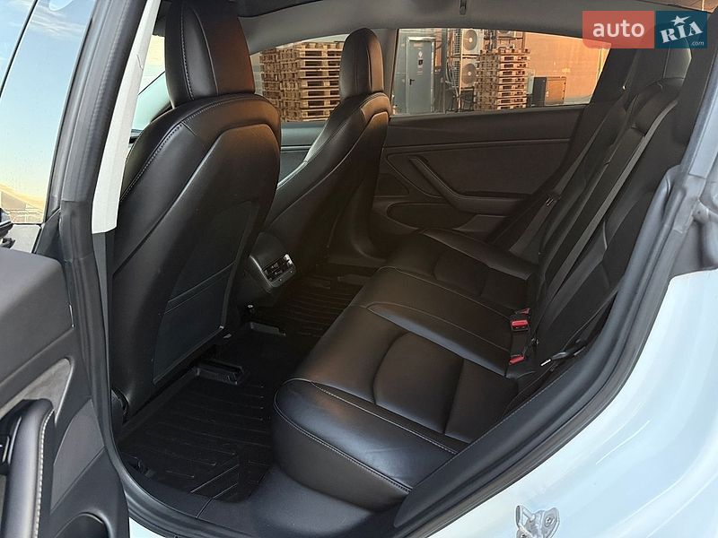 Седан Tesla Model 3 2018 в Львові