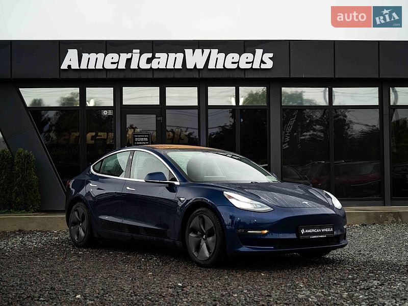 Седан Tesla Model 3 2018 в Черновцах