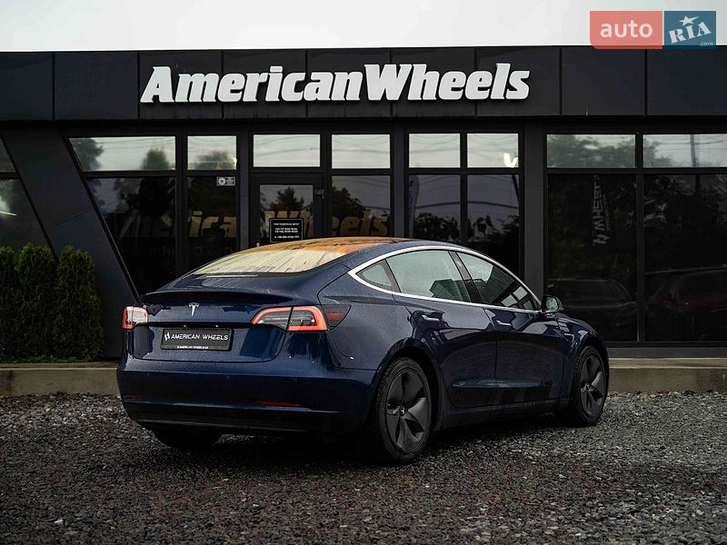 Седан Tesla Model 3 2018 в Черновцах