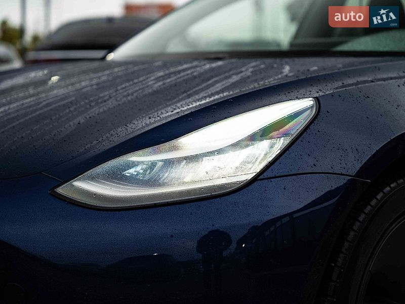 Седан Tesla Model 3 2018 в Черновцах