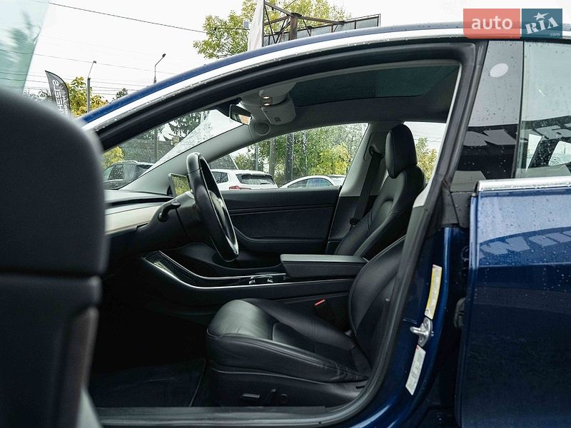 Седан Tesla Model 3 2018 в Черновцах