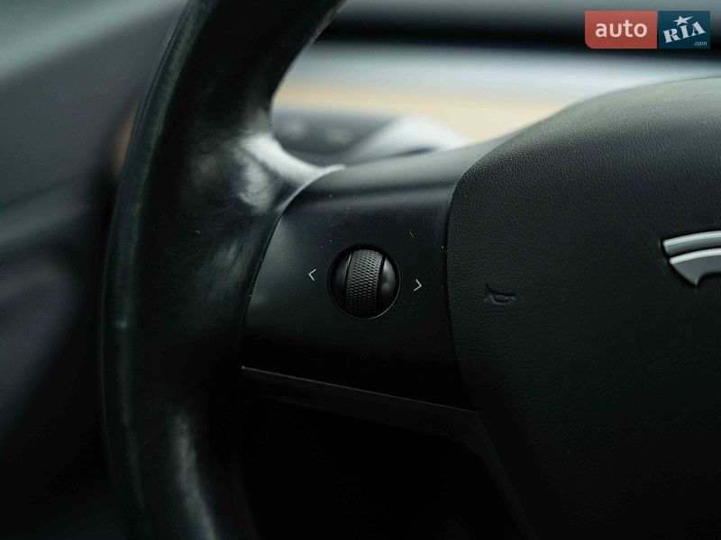 Седан Tesla Model 3 2018 в Черновцах