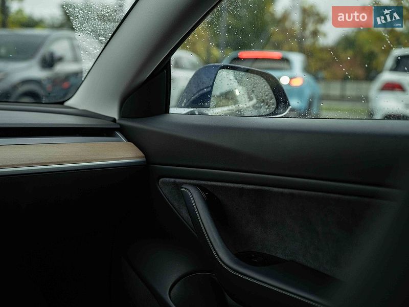 Седан Tesla Model 3 2018 в Черновцах