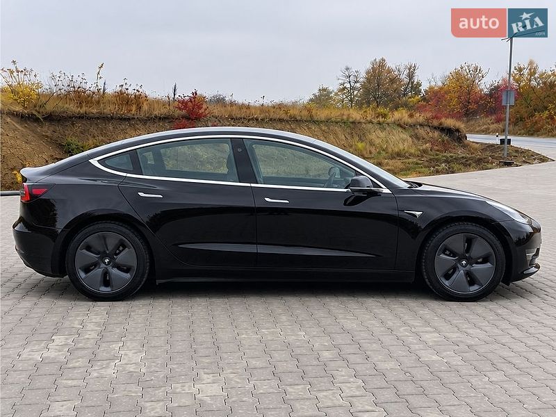 Седан Tesla Model 3 2018 в Львове