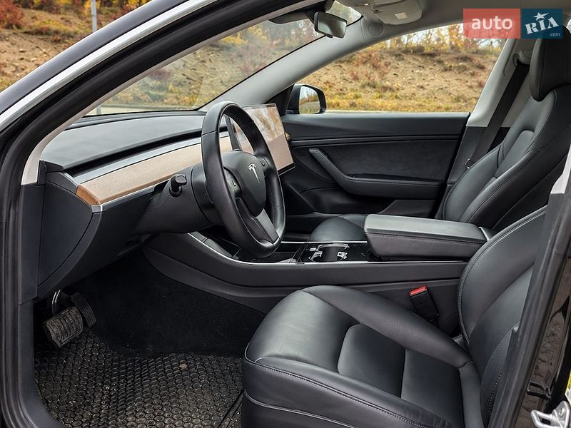 Седан Tesla Model 3 2018 в Львове