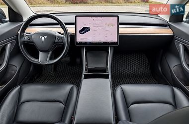 Седан Tesla Model 3 2018 в Львове