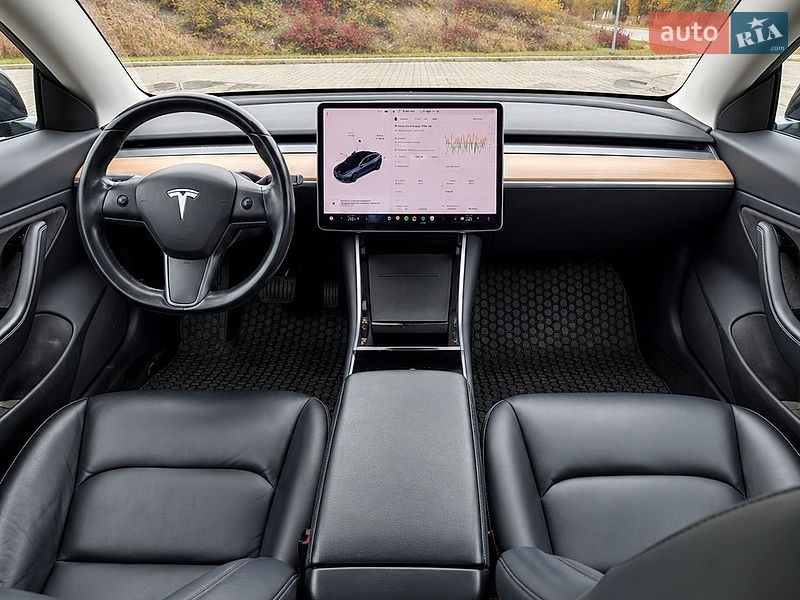 Седан Tesla Model 3 2018 в Львове