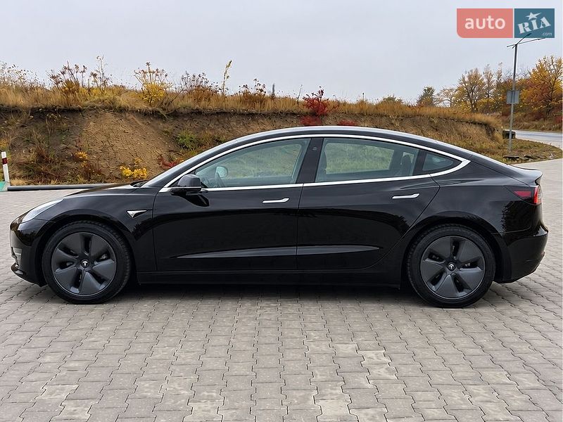 Седан Tesla Model 3 2018 в Львове