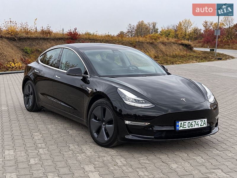 Седан Tesla Model 3 2018 в Львове