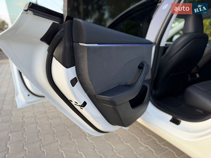 Седан Tesla Model 3 2024 в Николаеве