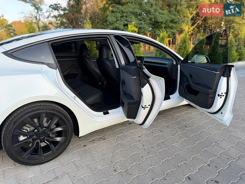 Седан Tesla Model 3 2024 в Николаеве