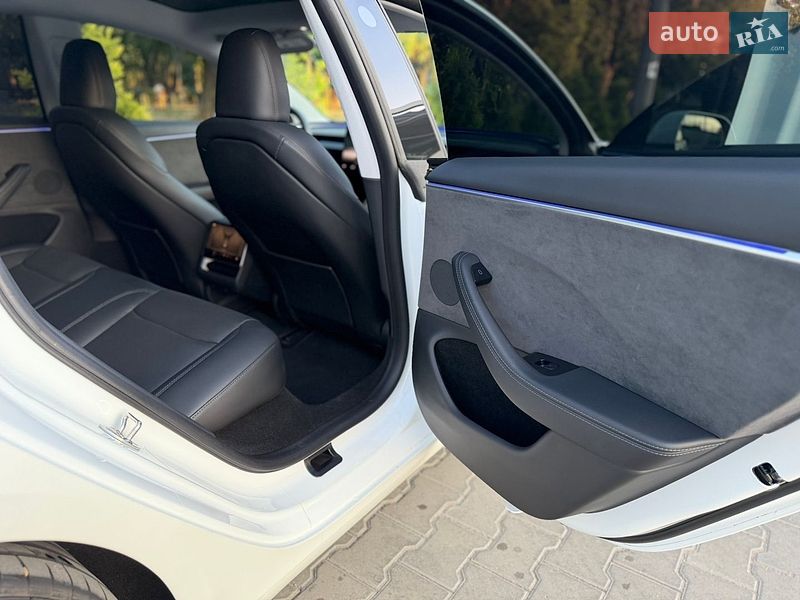 Седан Tesla Model 3 2024 в Николаеве