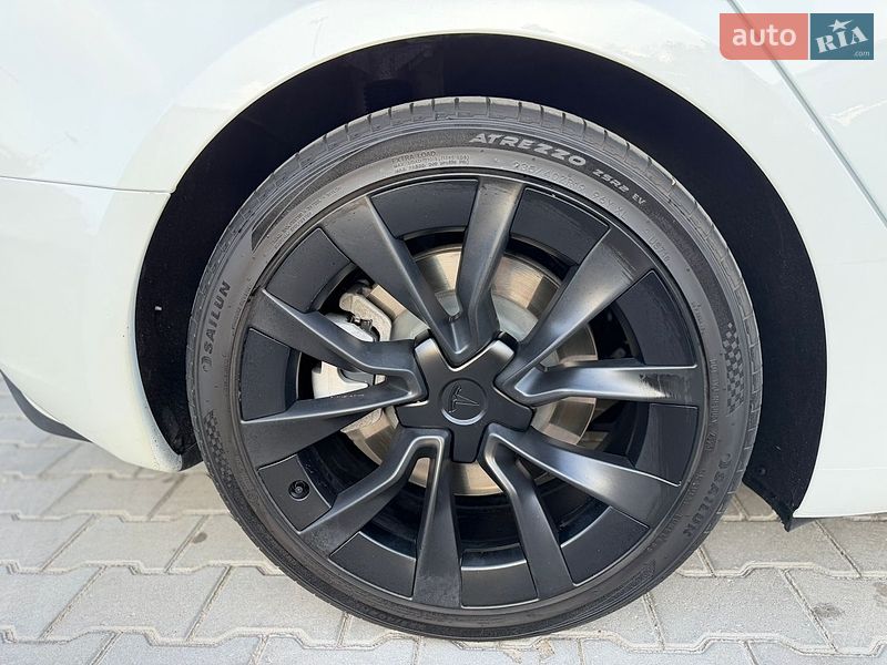 Седан Tesla Model 3 2024 в Николаеве