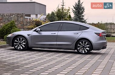 Седан Tesla Model 3 2025 в Стрию