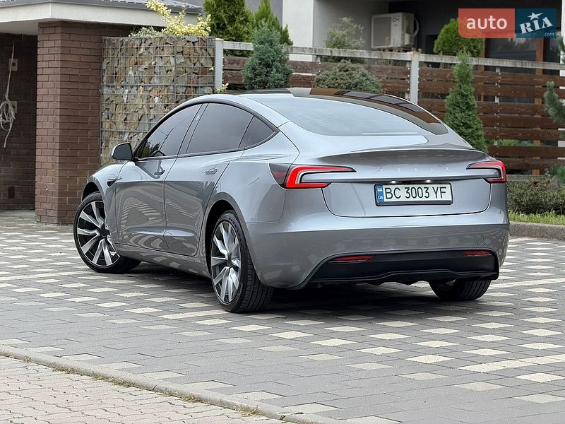 Седан Tesla Model 3 2025 в Стрию