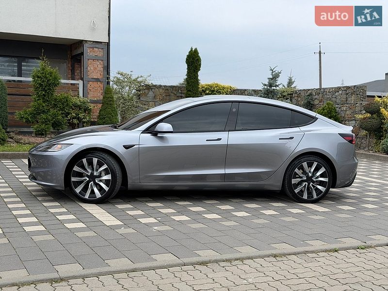 Седан Tesla Model 3 2025 в Стрию