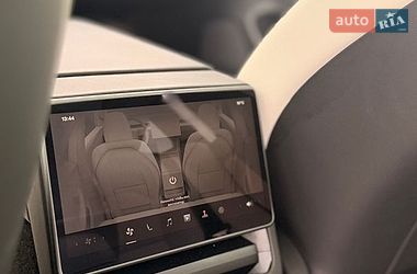 Седан Tesla Model 3 2025 в Стрию