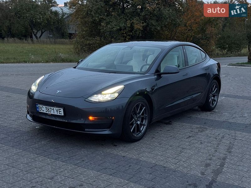 Седан Tesla Model 3 2022 в Львове