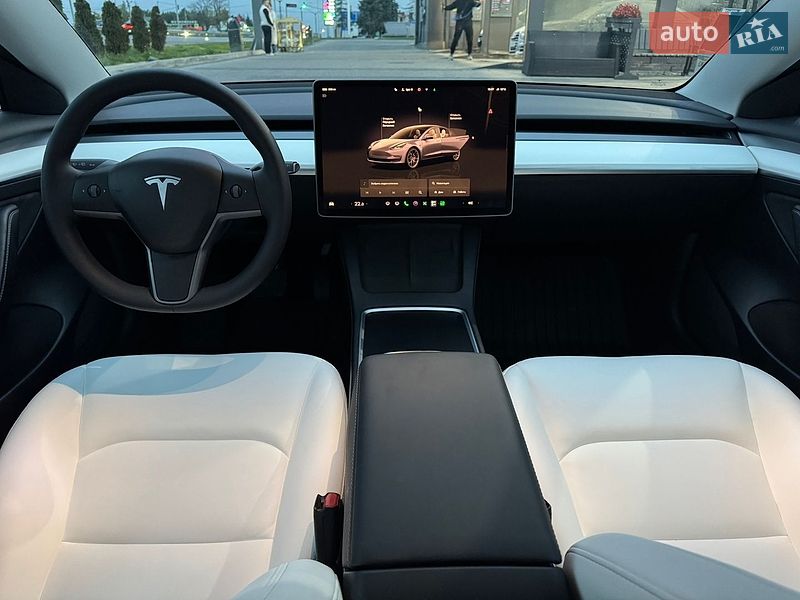 Седан Tesla Model 3 2022 в Львове