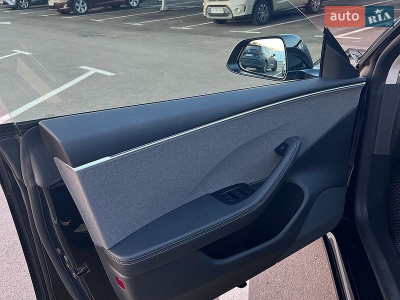 Седан Tesla Model 3 2023 в Києві