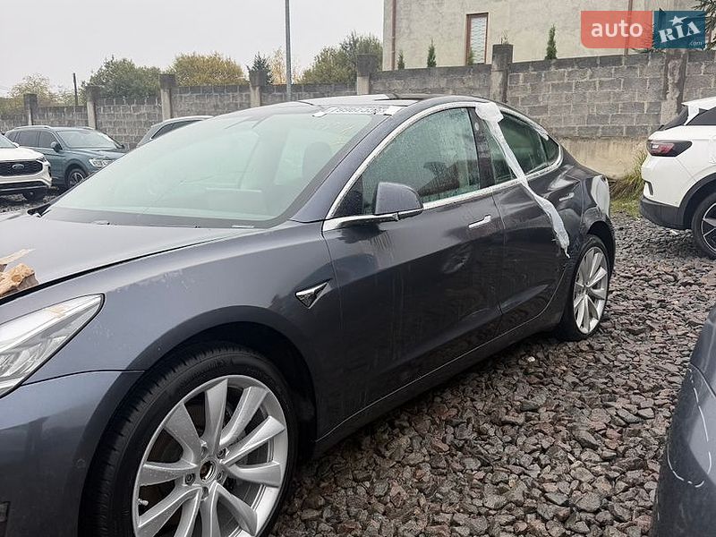 Седан Tesla Model 3 2019 в Львові