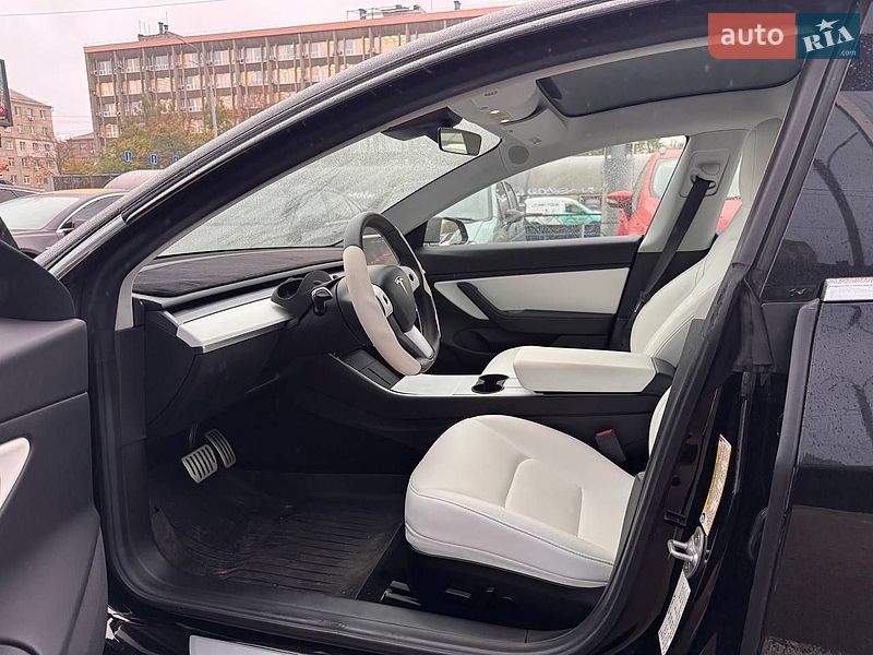 Седан Tesla Model 3 2019 в Киеве