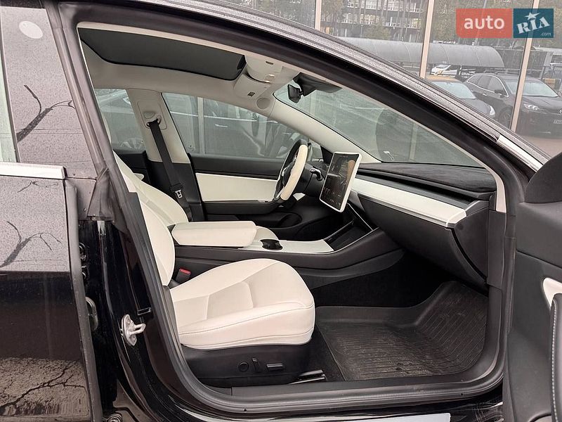 Седан Tesla Model 3 2019 в Киеве