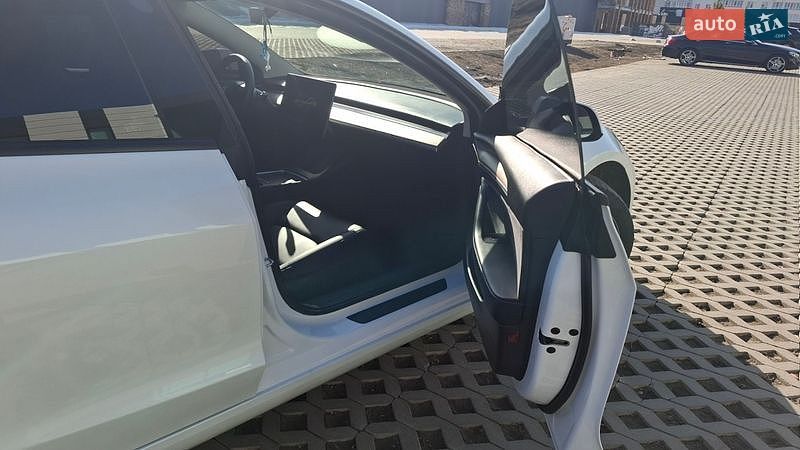 Седан Tesla Model 3 2023 в Виннице