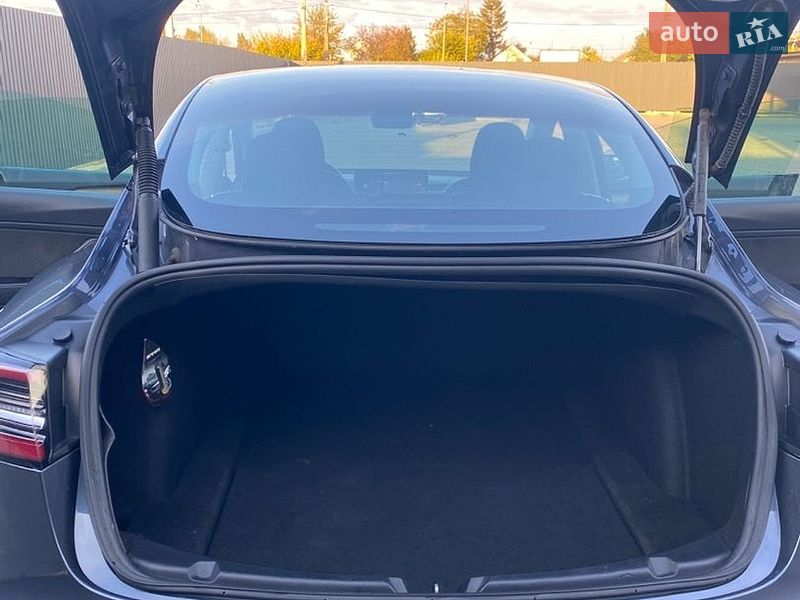 Седан Tesla Model 3 2021 в Черкассах